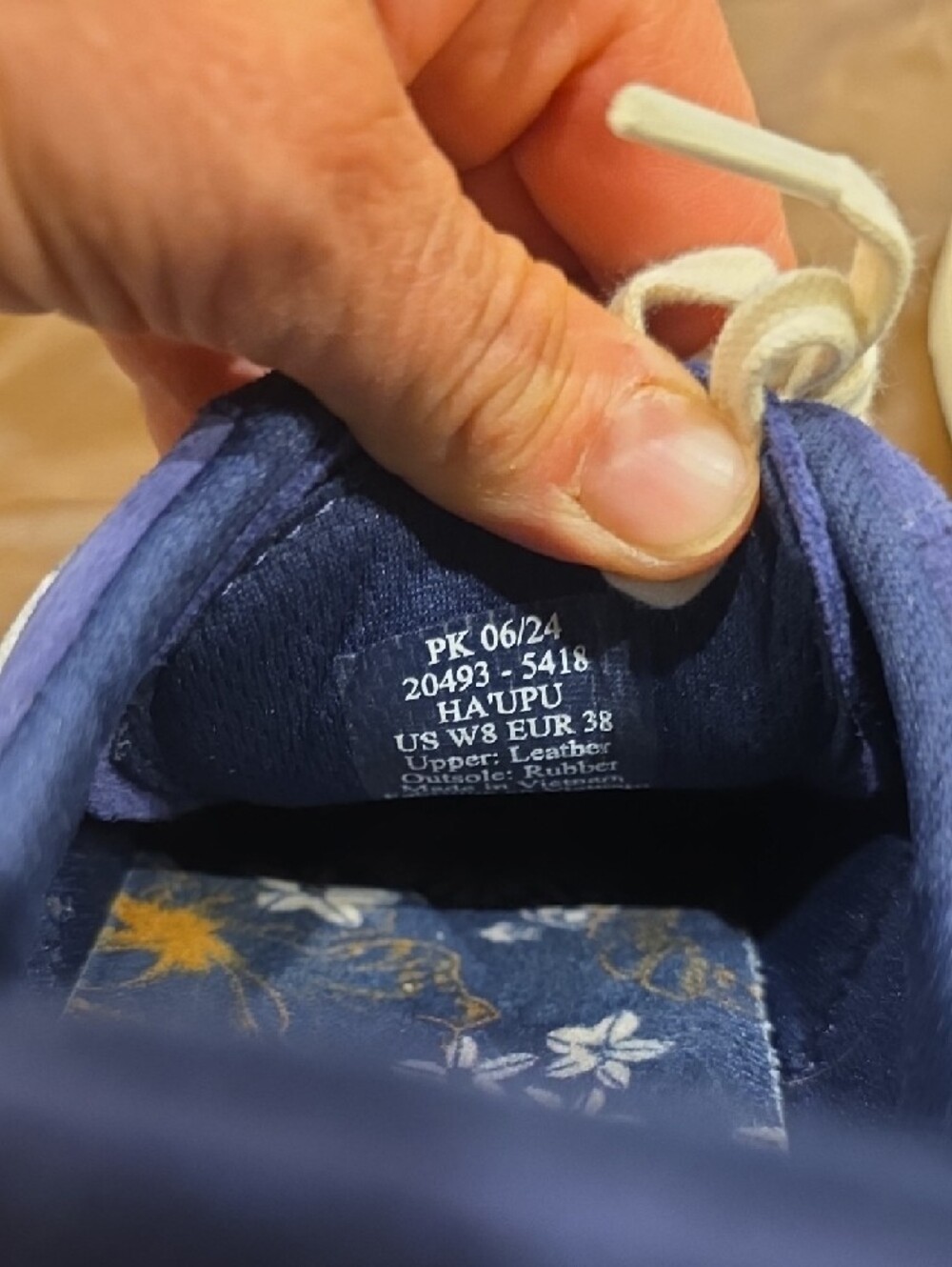 OluKai Womens Ha'upu Navy/White Suede Sneakers Sz 8/38 - Picture 8 of 8